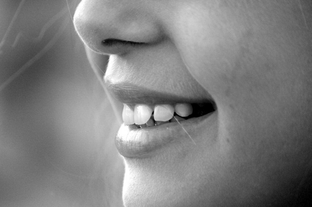 牙齒黃有救了！除了使用牙齒美白方法，也要從日常生活改變起（圖片來源：pexels）